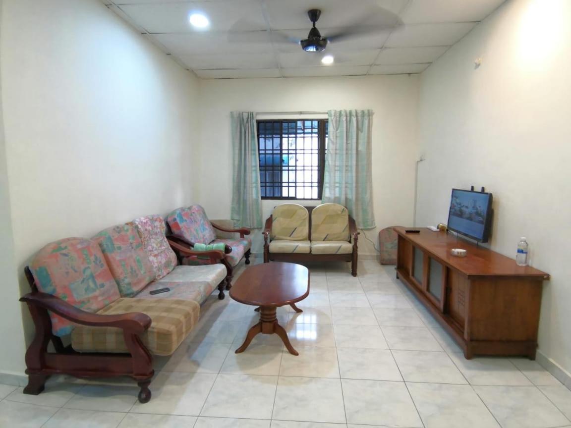 Cosy Homestay Ulu Tiram Exterior foto